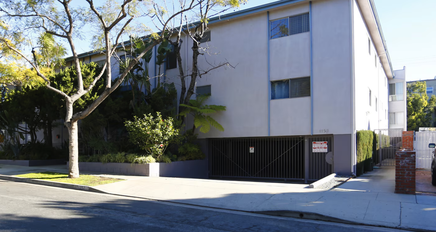 1152 N Poinsettia Pl